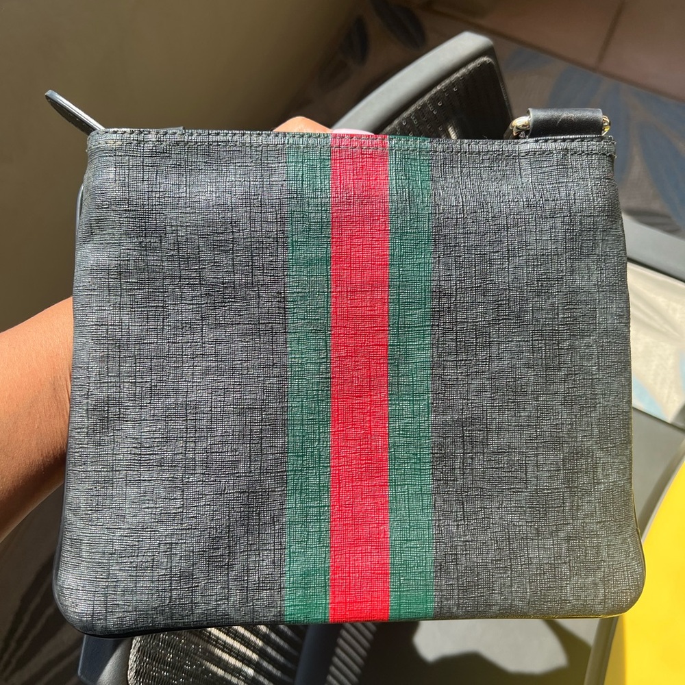 Gucci Black and Red Messenger Bag with Signature Design - Picture 3 of 9